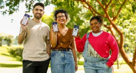 Jovens segurando o celular com o aplicativo e-Título