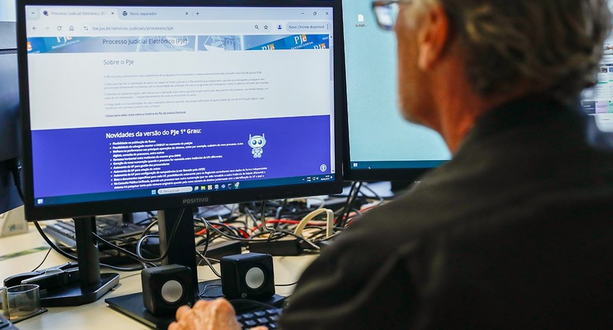 Homem acessando a página do PJe no computador