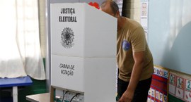 Eleitor votando