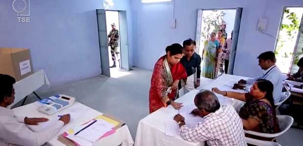 Tradicional tinta azul antifraude é símbolo das eleições na Índia