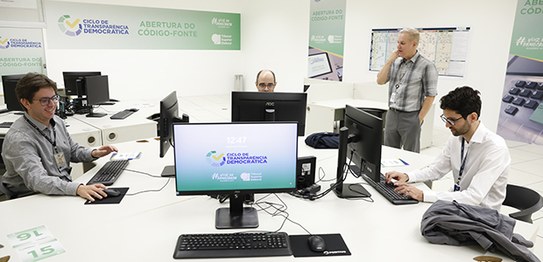 13.06.2024 -  Urna Eletrônica sendo examinada por técnicos da CGU - Foto: Luiz Roberto/Secom/TSE