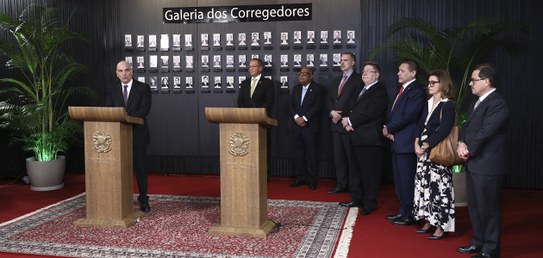 Foto: Luiz Roberto/Secom/TSE - Cerimônia de descerramento dos retratos dos ministros Mauro Campb...