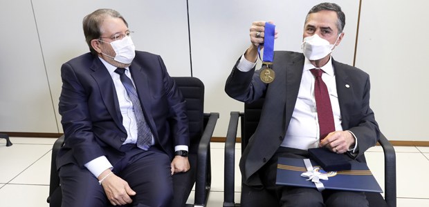 Ministro Roberto Barroso recebe do desembargador Jatahy Júnior a Medalha do Mérito Carlos August...